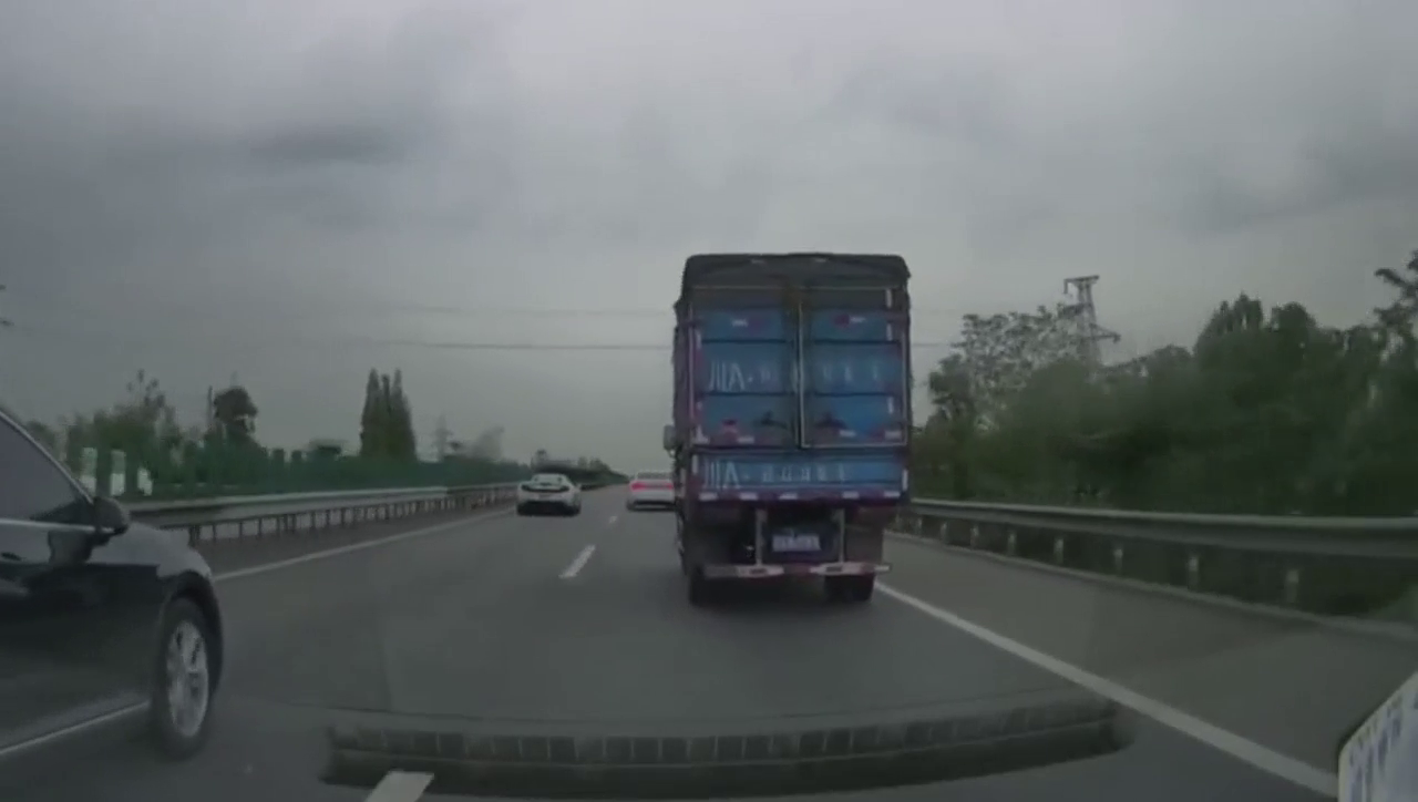 高速上偶遇一辆跑车，没忍住秀了把提速，可人家压根都不理我！
