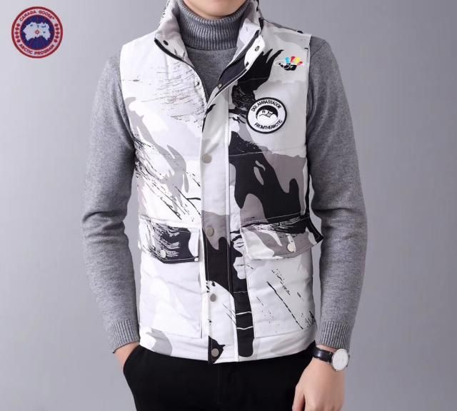 加拿大鹅新款羽绒马甲，车工精细走线工整，整体大方不失大气