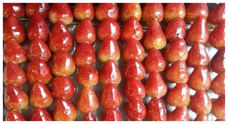 有一种馋嘴叫"冰糖葫芦",草莓10块一串,车厘子的谁吃得起?