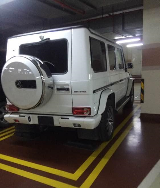 进入秦奋的车库,他又买新车了,这辆奔驰是他名