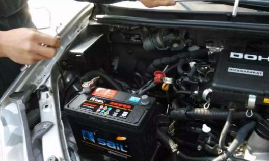 新手车主的这4个坏习惯，蓄电池可能不到1年就报废，别再犯了