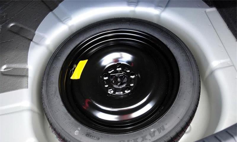 备胎放车里6年没动过，是不是已经老化了？修车工：这点很重要