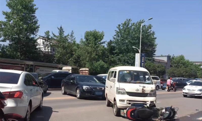 电动车闯红灯追尾私家车伤亡，看到责任划分，车主：逼我们卖车？