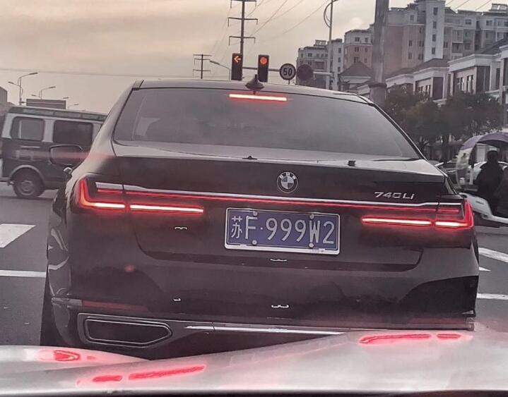 南通如东县街头实拍宝马740，车牌