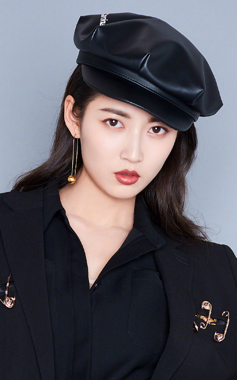 女演员陈钰琪酷美率性养眼时尚写真