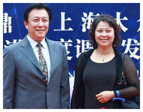 唐国强妻子儿子近照曝光，一胖毁所有
