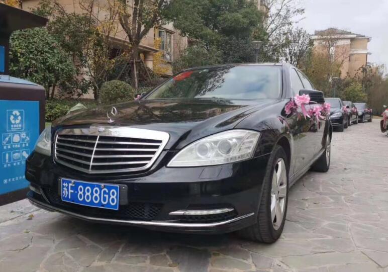 南通港闸区实拍大奔婚车队，车牌都是