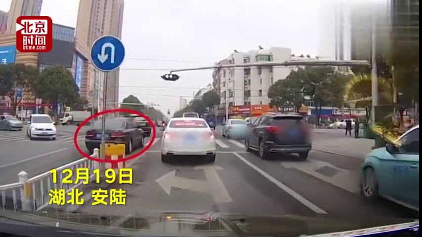 网传安陆市一公务车逆行 交警部门：已作出处罚