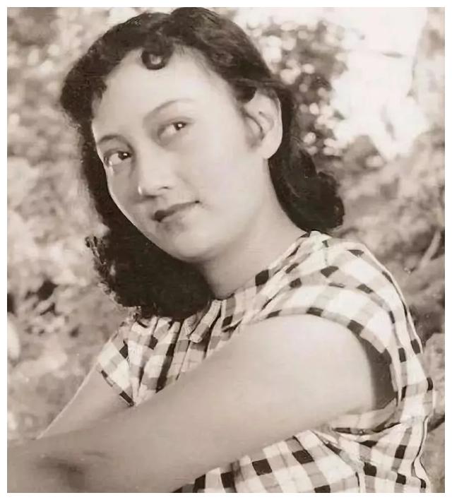 可以说是拿奖拿到手软 她凭着自己优异的演技 在1988年成为八一电影厂