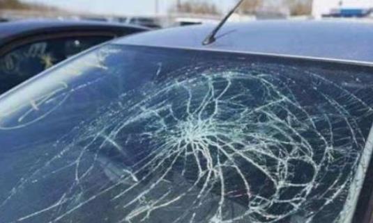 挡风玻璃碎了为啥保险不赔？内行人：就因为你多说了个“是”字