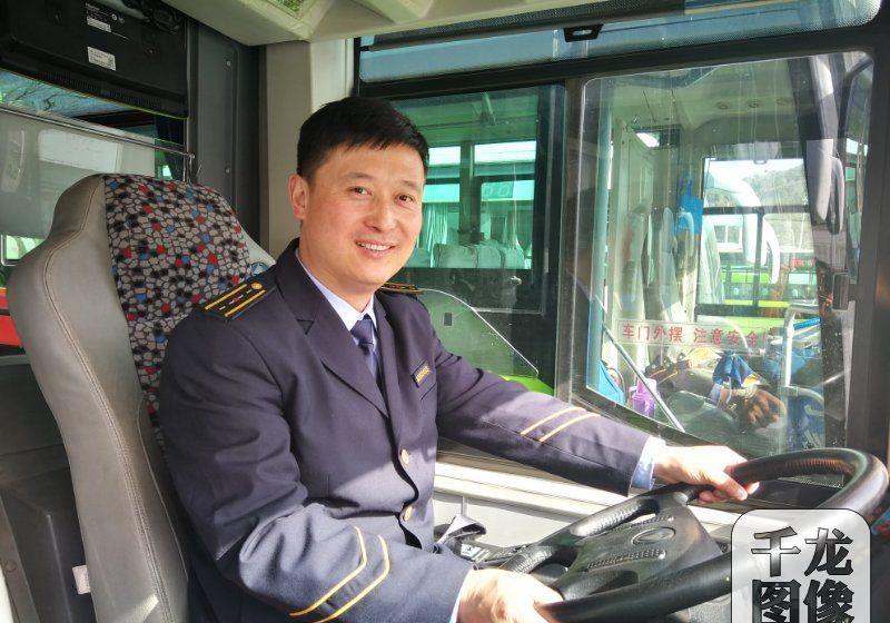 图为北京公交司机薛东利和家人团聚.千龙网发