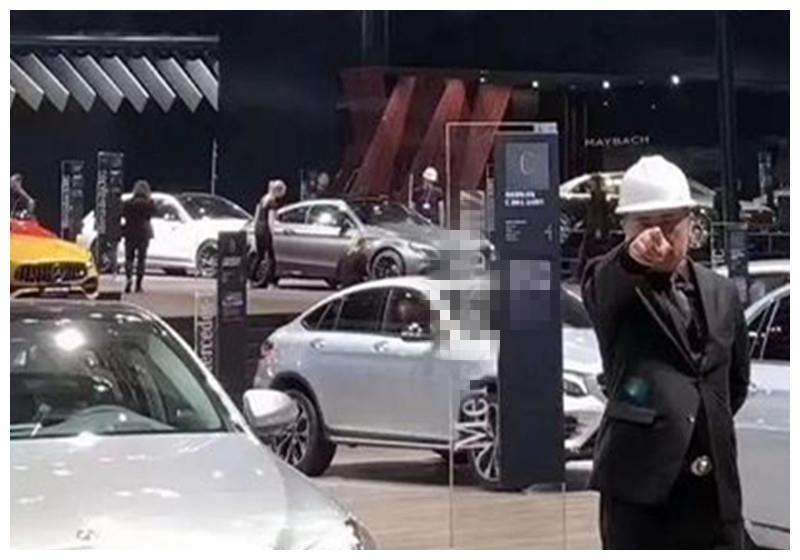 上海车展上的奔驰、宝马、奥迪“一较雌雄”？奔驰安保比新车还多