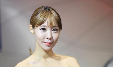 身材纤细如竹竿，动感小锁骨，现代车模果然够漂亮