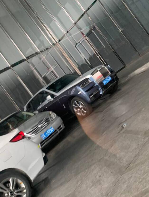苏州中心停车场实拍劳斯莱斯SUV，苏州土豪太多了！