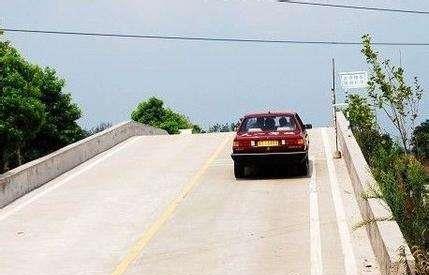 自动挡半坡起步加油直接走?半坡起步咋考过的?坡大这样操作省劲