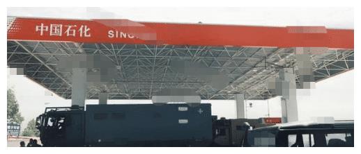 加油站突然来2台“油老虎”一共加1。1吨的油, 加油站都要被加空