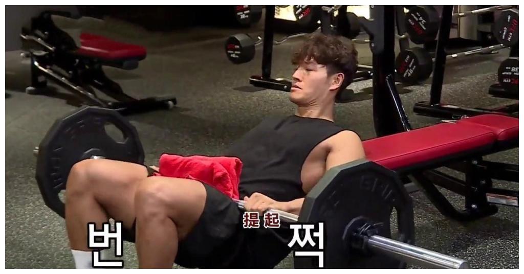 金钟国罕见秀肌肉，被小孩追问为什么不结婚，不知该如何回答