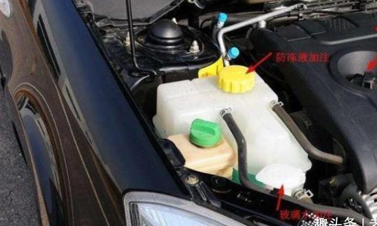 当玻璃水没有了能自己添加吗？听维修工说完，车主：下次不会了！