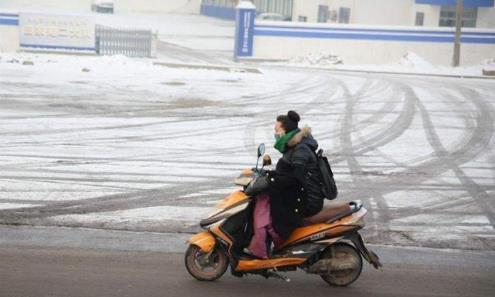 雨雪天为啥电动车启动就剩2格电维修工：学会这招多跑20公里