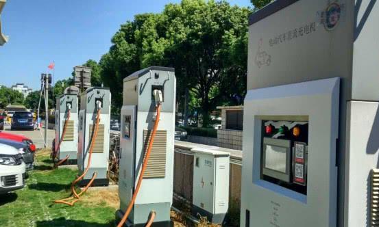 新能源汽车换电池麻烦吗？车主：不麻烦，还是换车吧