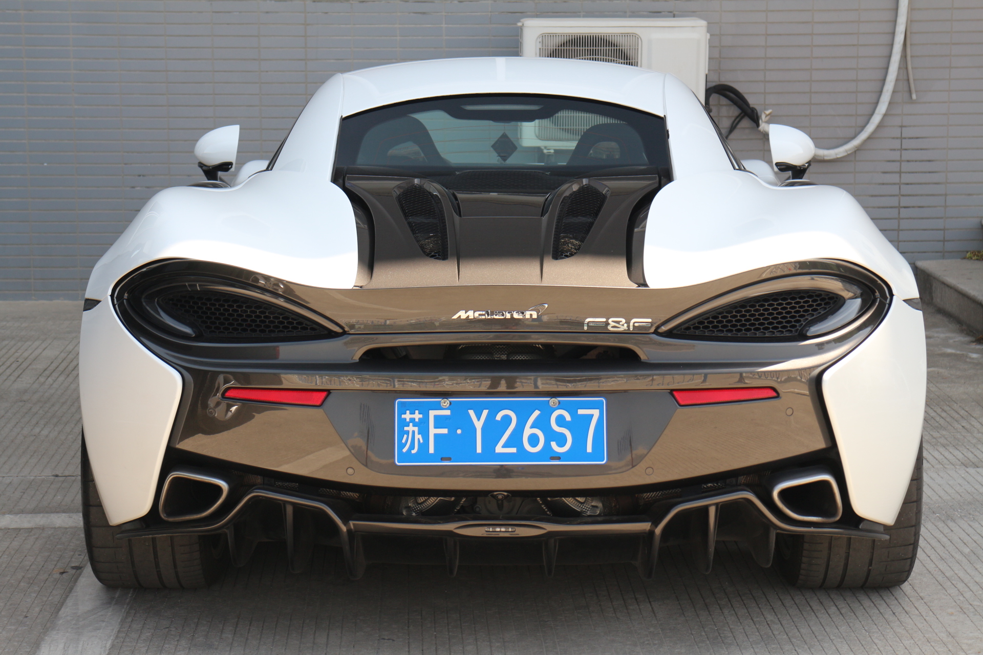 南通车管所实拍新上牌迈凯伦跑车，造型太拉风了！