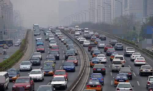 最严限行政策，“开四停四”将落地，车主：能不添堵吗？