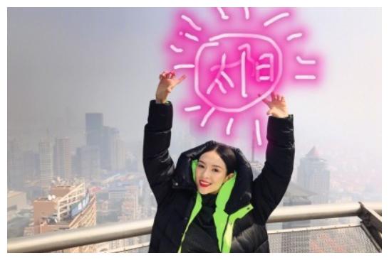章子怡奇怪造型，粉丝对其进行PS，网友：我都不敢看了，辣眼睛