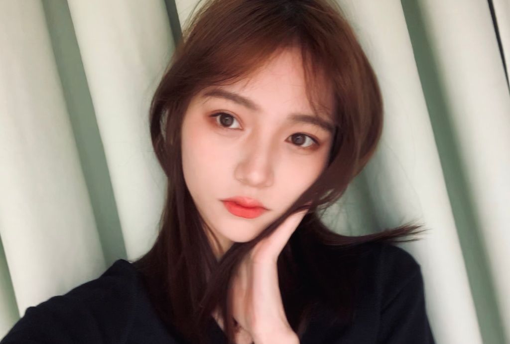 偶像美女歌手张润迷人自拍写真美照欣赏