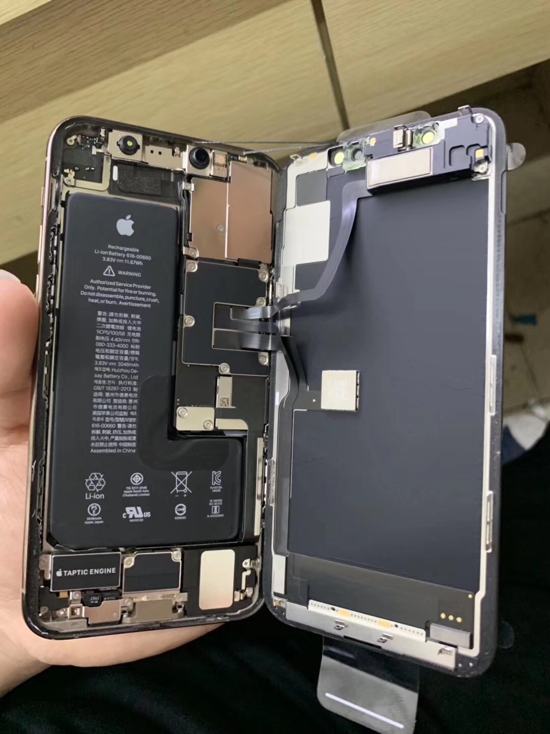 iphone11拆解,内存电池已经确认,就像是艺术品