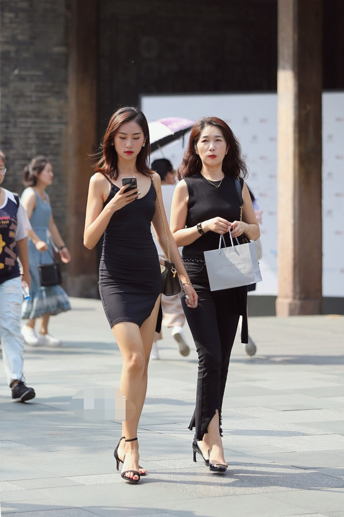 街拍：美女穿着时尚美丽动人，干净清爽潮流前卫！