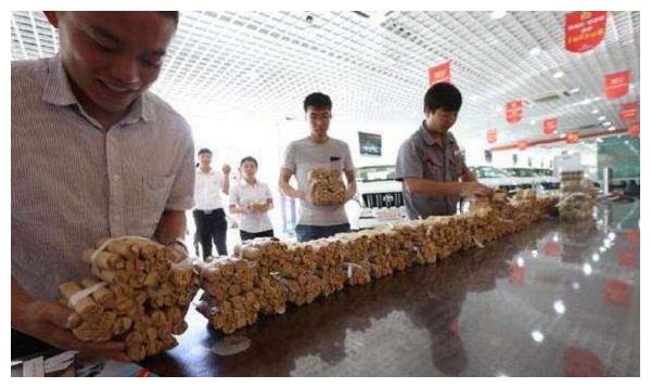 买车交完定金后4S店翻脸不认账,车主付尾款时,店员:很后悔!