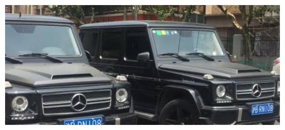 俩奔驰大G碰到一起,一下车车牌居然一样!同时报警后乐了!