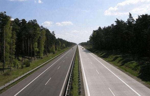 为什么德国高速几乎看不到车祸？就两个原因，值得中国司机深思！