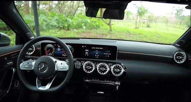 最便宜的奔驰车,轿跑造型+双屏内饰,到底值不