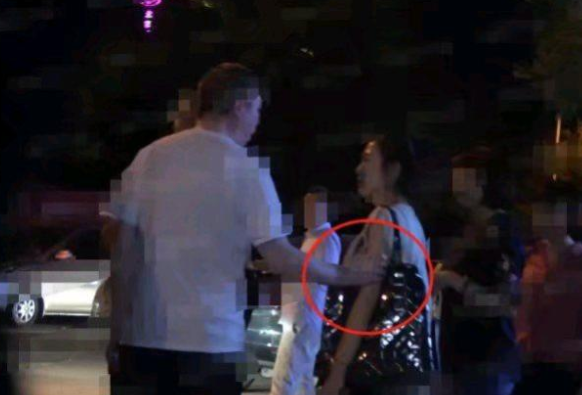 冯小刚和神秘年轻女孩亲密接触？其实他们之间的关系早就被公开了
