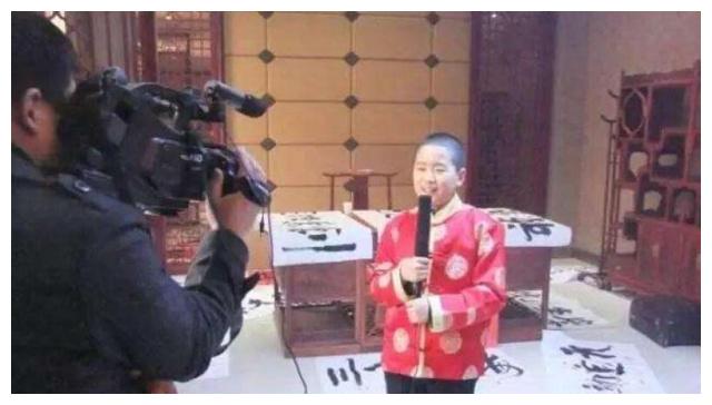 书法神童何世龙,网上直播卖字,4字卖11万,