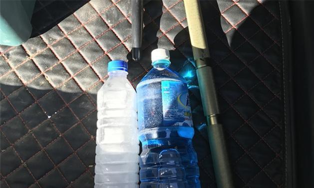 汽车玻璃水用完后，能用自来水补替吗？老司机：玻璃就是这样坏的