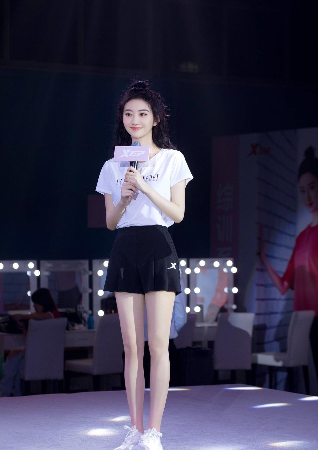景甜戛纳之行后又换新发型,烫小卷发扎半丸子头,美回18岁!