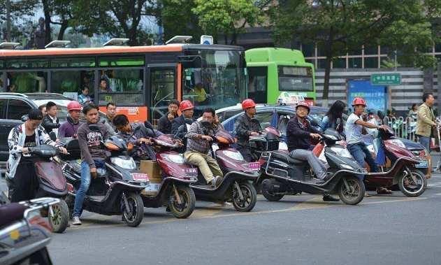 电动车也要考驾照，看到费用后，车主：这么多钱啊