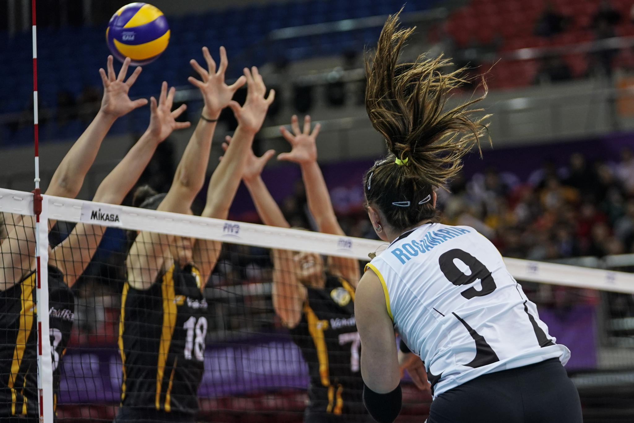 2018女排世俱杯半决赛,朱婷得分王,率领银行队