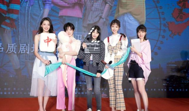 郑爽为新剧接受记者采访,主动谈私人感情,狂夸