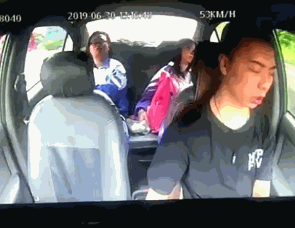 女司机开车接孩子路上睡着了,瞬间失去记忆的她,连撞11节隔离带