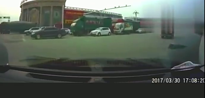 实拍国内车祸发生瞬间电动车带着人居然直接飞起来