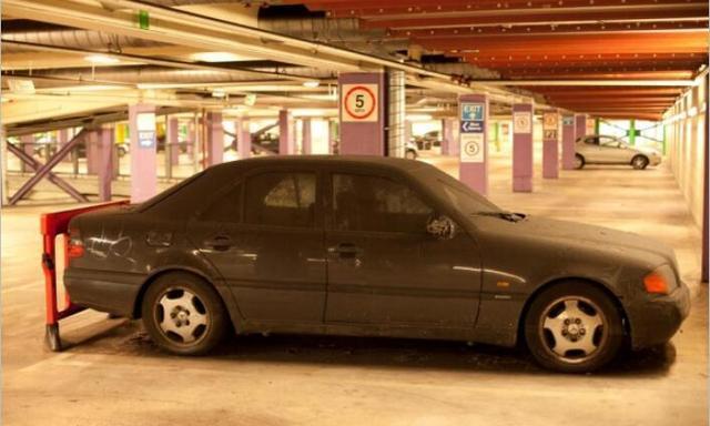 车主将奔驰白送给停车场，但对方却表示，只想拿回停车费