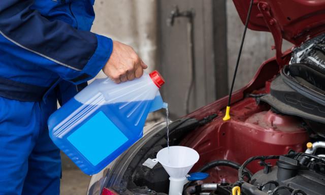 私家车防冻液多久换一次？维修工说出答案：不想毁车就照做