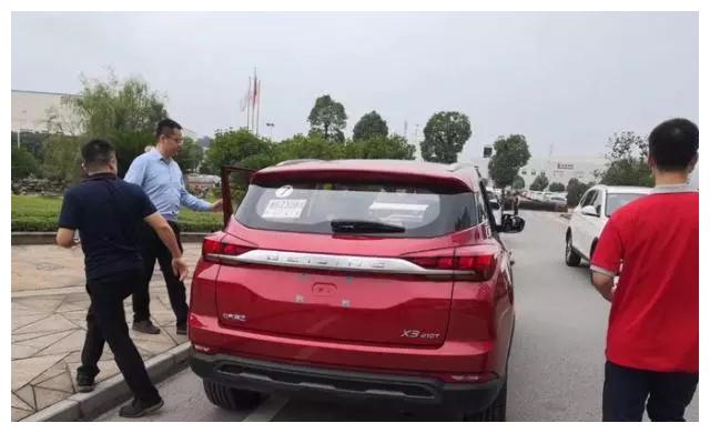 换掉“猪鼻子”车标!北汽SUV实车现身,尺寸看齐缤越,会火吗
