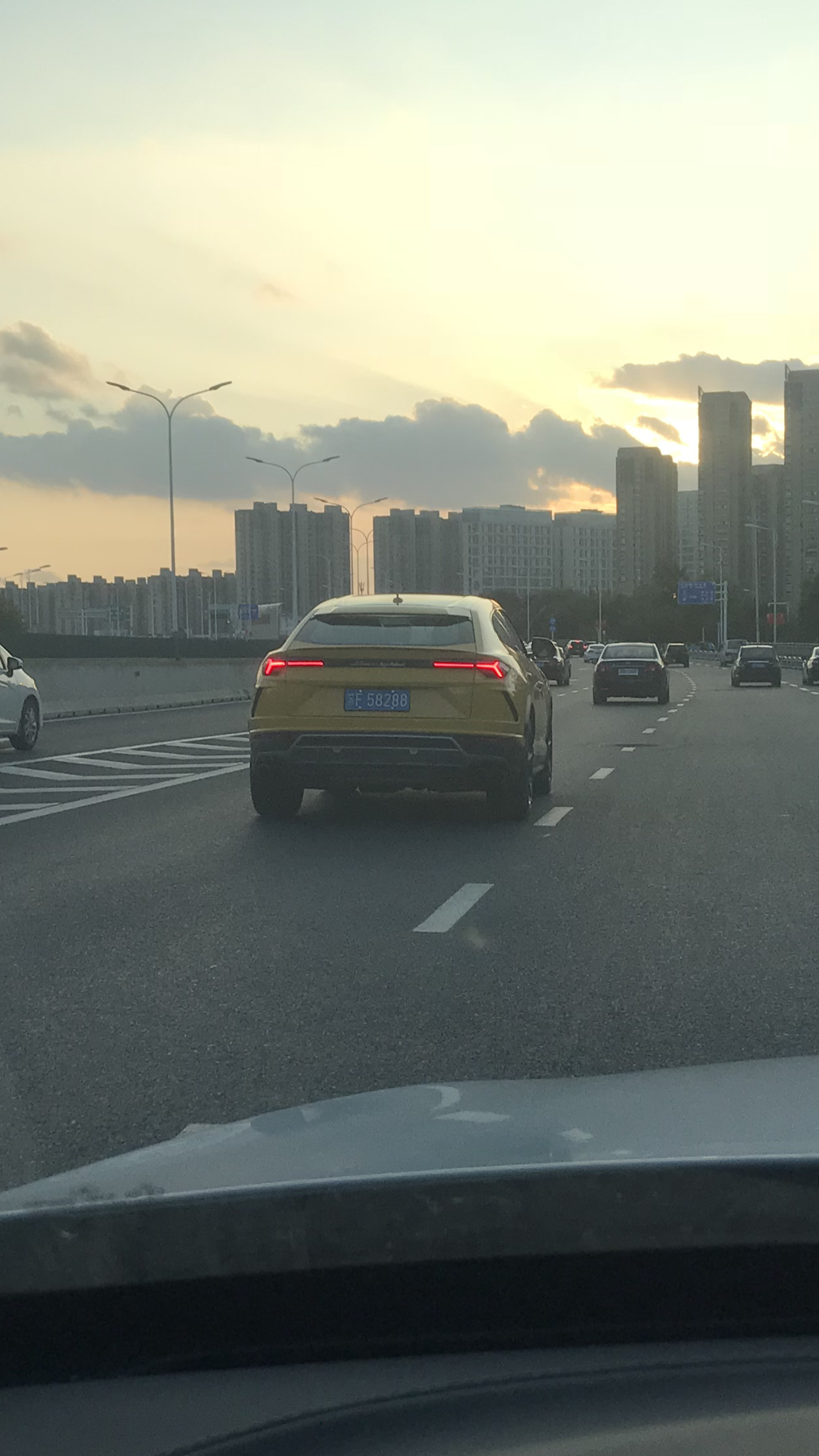 南通洪江路高架实拍兰博基尼SUV，尾灯太酷炫了！