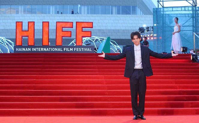海南岛国际电影节开幕红毯秀 郑凯朱一龙等亮