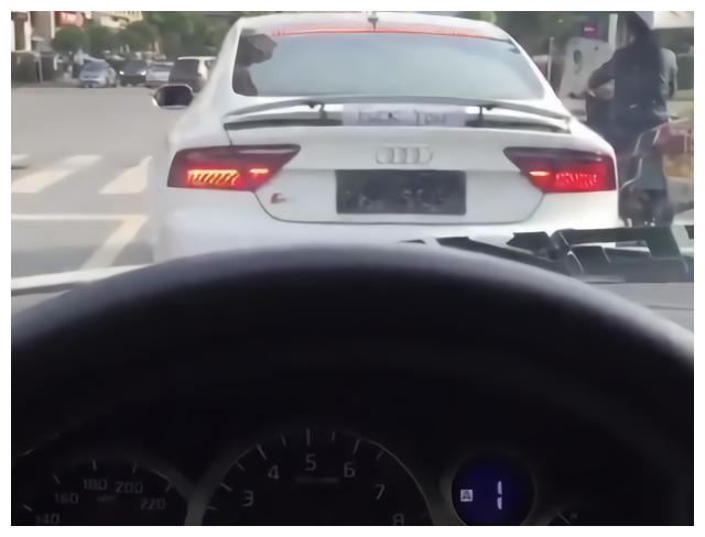 前方遇奥迪,当升起小尾翼开始作妖时,GTR忍了,五菱却忍不了