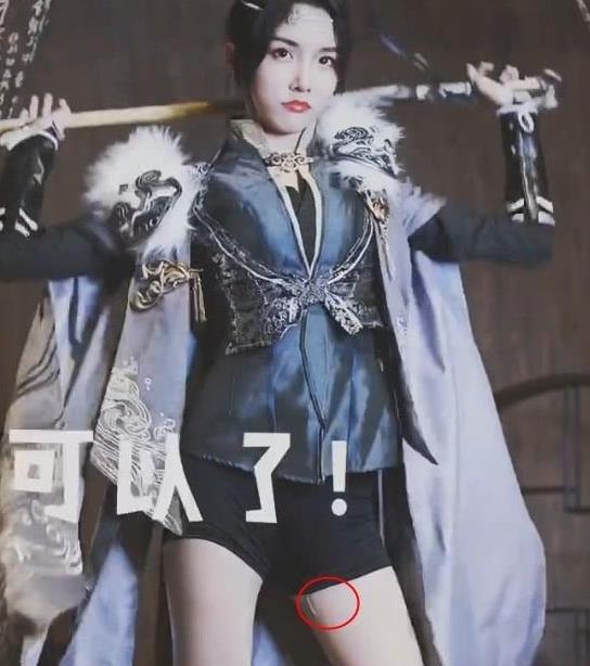 艾比“女装大佬”cos，全被腰围抢镜，网友:吓得多吃了一碗饭